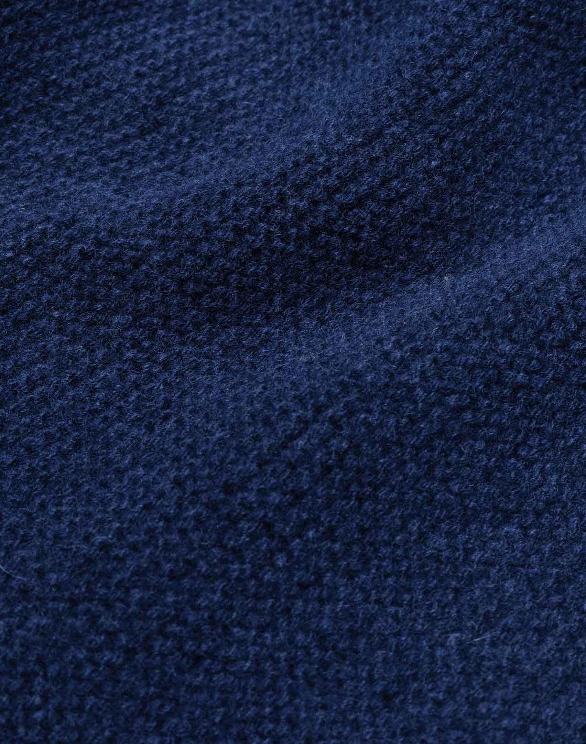 OLOW Lesco Merinowollpullover in Dunkelblau – Detail der Strickstruktur